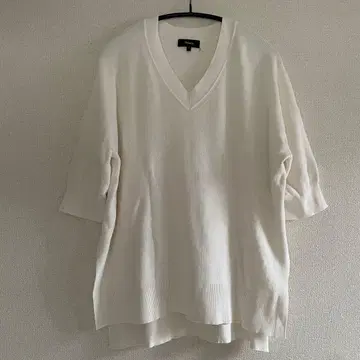 Theory 화이트 V넥 니트 반팔