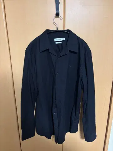 블랙 긴팔 셔츠