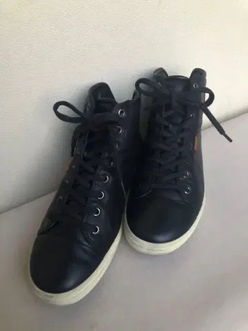 ecco 블랙 가죽 하이컷 스니커즈