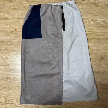 그레이와 네이비의 타이트 스커트