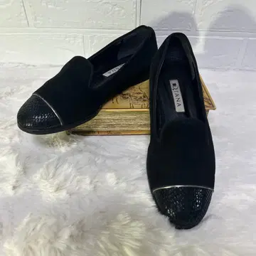 DIANA 블랙 스웨이드 플랫슈즈