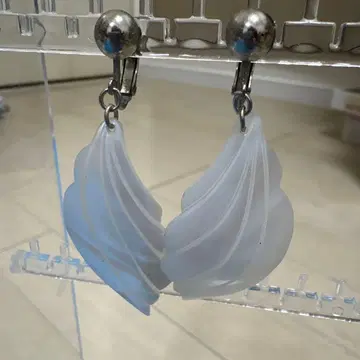 리프형 화이트 귀걸이