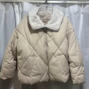 베이지 퀼팅 보아 옷깃 다운 자켓