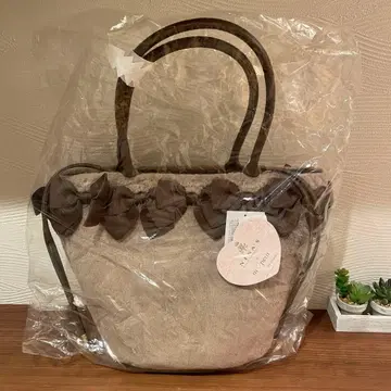 베이지 스웨이드풍 핸드백 리본 장식