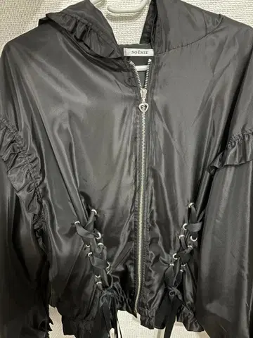 블랙 프릴 후드티