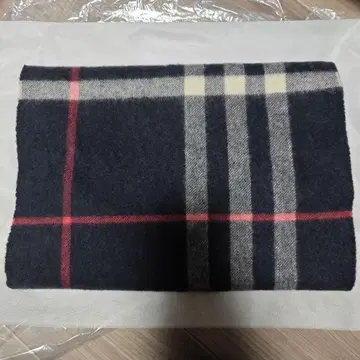 네이비 체크 무늬 머플러