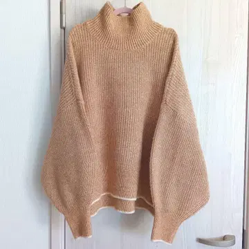 베이지 터틀넥 니트