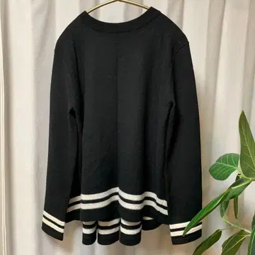 라인 보더 플레어 긴팔 니트 크루넥 스웨터 블랙 x 아이보리