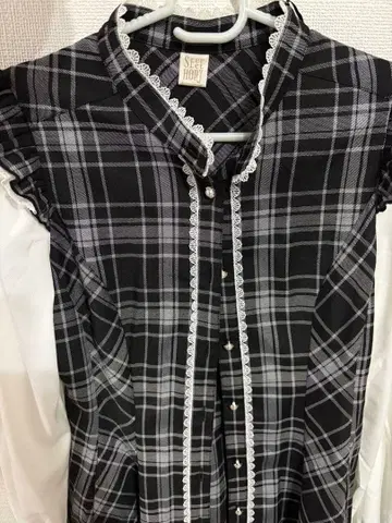 체크 무늬 셔츠 프릴 포함