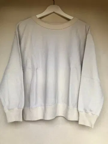 마가렛호웰 크림색 크루넥 맨투맨