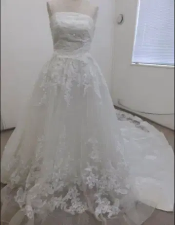 화이트 웨딩 드레스 레이스 자수