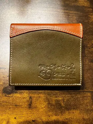 콰트로 갓츠 가죽 접이식 지갑 올리브 그린과 브라운