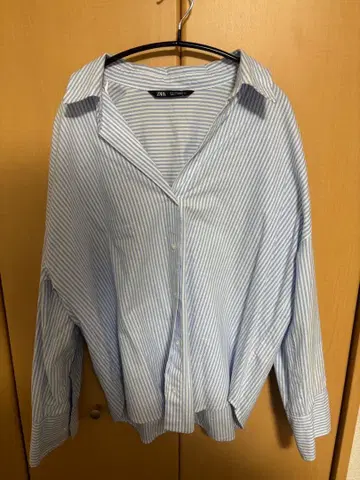 파랑과 화이트 스트라이프 긴팔 셔츠