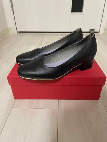 오리엔탈 트래픽 블랙 미들 힐 펌프스