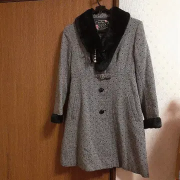 MILK 퍼 포함 도트 무늬 롱 코트