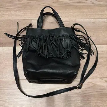 프린지 장식 블랙 숄더백
