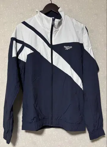 리복 윈드브레이커 네이비 x 화이트 O 사이즈 시착만 한 상품