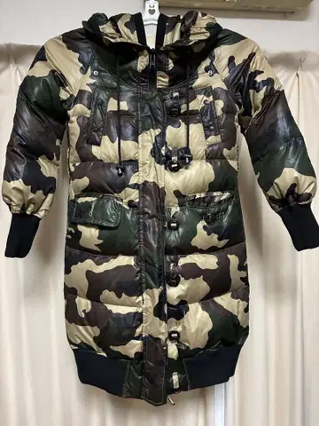 카모플라쥬 후드 부착 다운 자켓