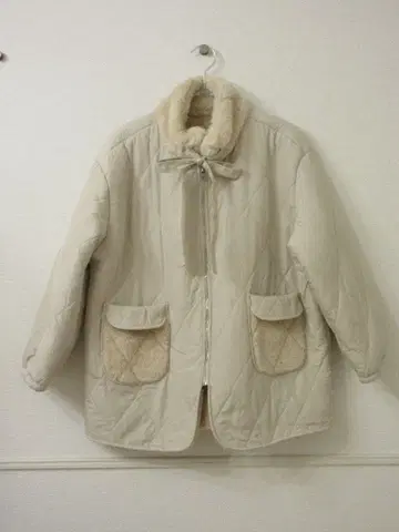 베이지 퀼팅 자켓 퍼 포함 옷깃