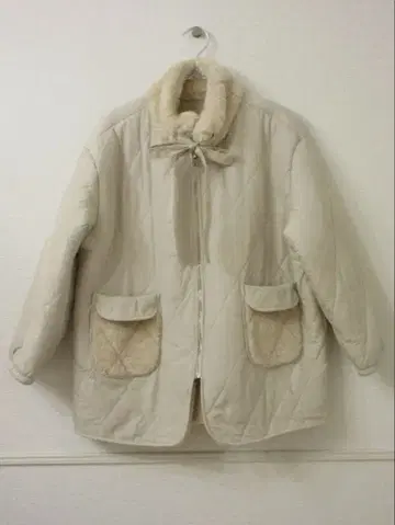 베이지 퀼팅 자켓 퍼 포함 옷깃