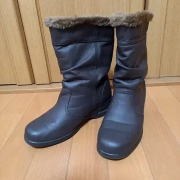 퍼 달린 다크 브라운 숏부츠