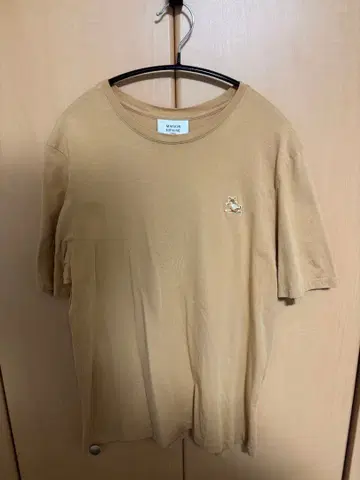 베이지 반팔 T셔츠 자수