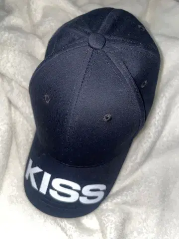 kiss the club cap