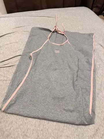 다리치 홀터넥 컷 원피스