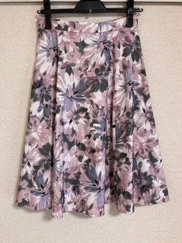 택 포함 새상품 저스길리티 플레어 스커트 꽃무늬 무릎 기장 핑크 계열 S