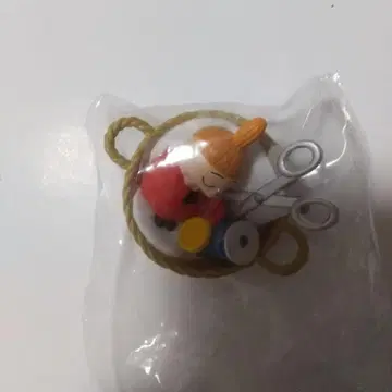 여아의 가위와 실 캡슐 토이