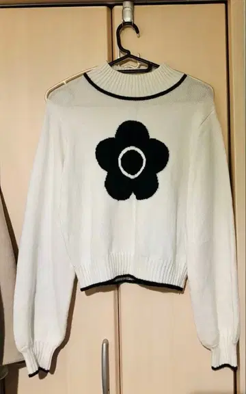 릴리 브라운 메리 퀀트 플라워 무늬 니트