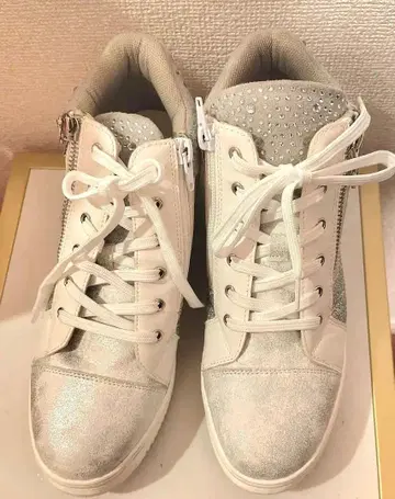 아르테미스 by 다이애나 별 모티브 통굽 하이컷 스니커즈