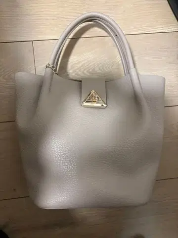 트라이앵글 로고 그레이 가죽 토트백