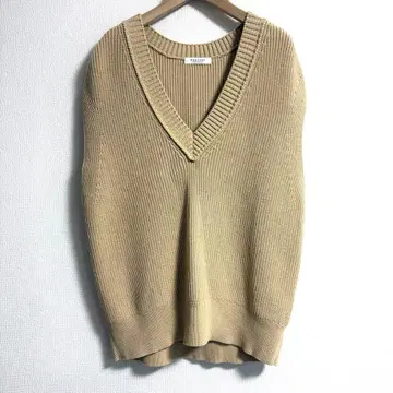 맥피 베이지 V넥 니트 베스트