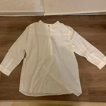 화이트 긴팔 풀오버 셔츠