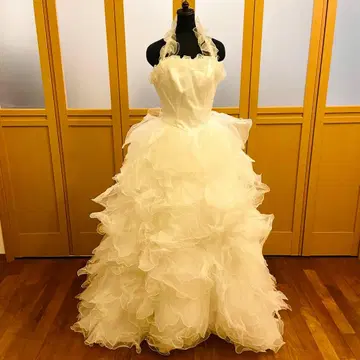 프릴 달린 화이트 웨딩 드레스