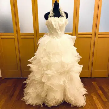 프릴 달린 화이트 웨딩 드레스