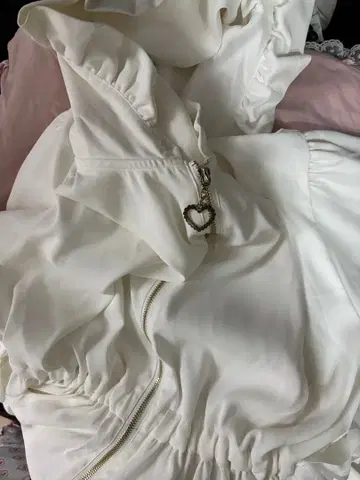 화이트 프릴 긴팔 셔츠