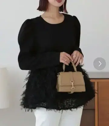 프릴 달린 블랙 긴팔 상의