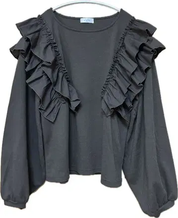 프릴이 달린 다크 그레이 긴팔 상의