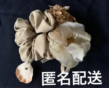 m.soeur / 버튼 꽃 스크런치 머리끈 베이지