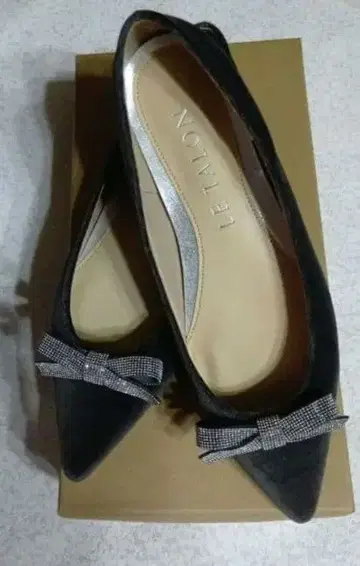 [ 새상품급 ] 르 탈론 포인티드 메탈 리본 플랫슈즈