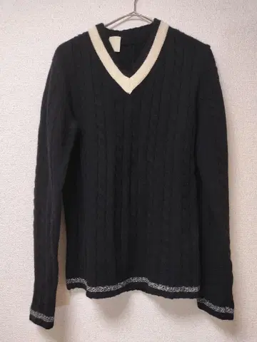 케이블 짜임 V넥 스웨터 블랙