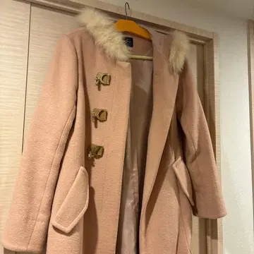 핑크 퍼가 달린 롱 코트