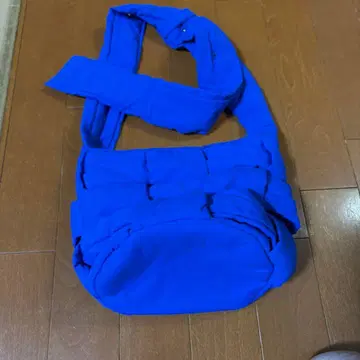 파란색 패브릭 소재 숄더백