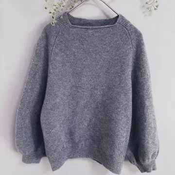 To b. by agnes b. 스퀘어넥 볼륨 소매 니트 그레이