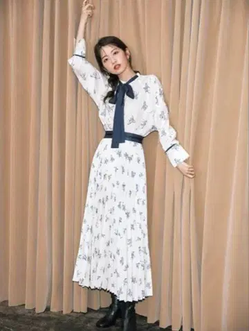 LILY BROWN 프린트 보타이 블라우스 셋업