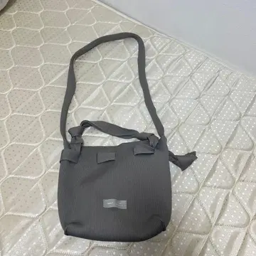 그레이 숄더백