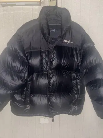 P 로고 포함 블랙 다운 자켓