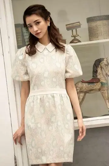 에밀리아 위즈 폴로 칼라 원피스